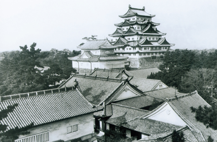 焼失前の名古屋城天守閣と本丸御殿の画像