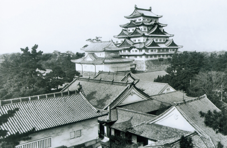 Picture of Nagoya Castle tower keeps prior to air raid destruction.