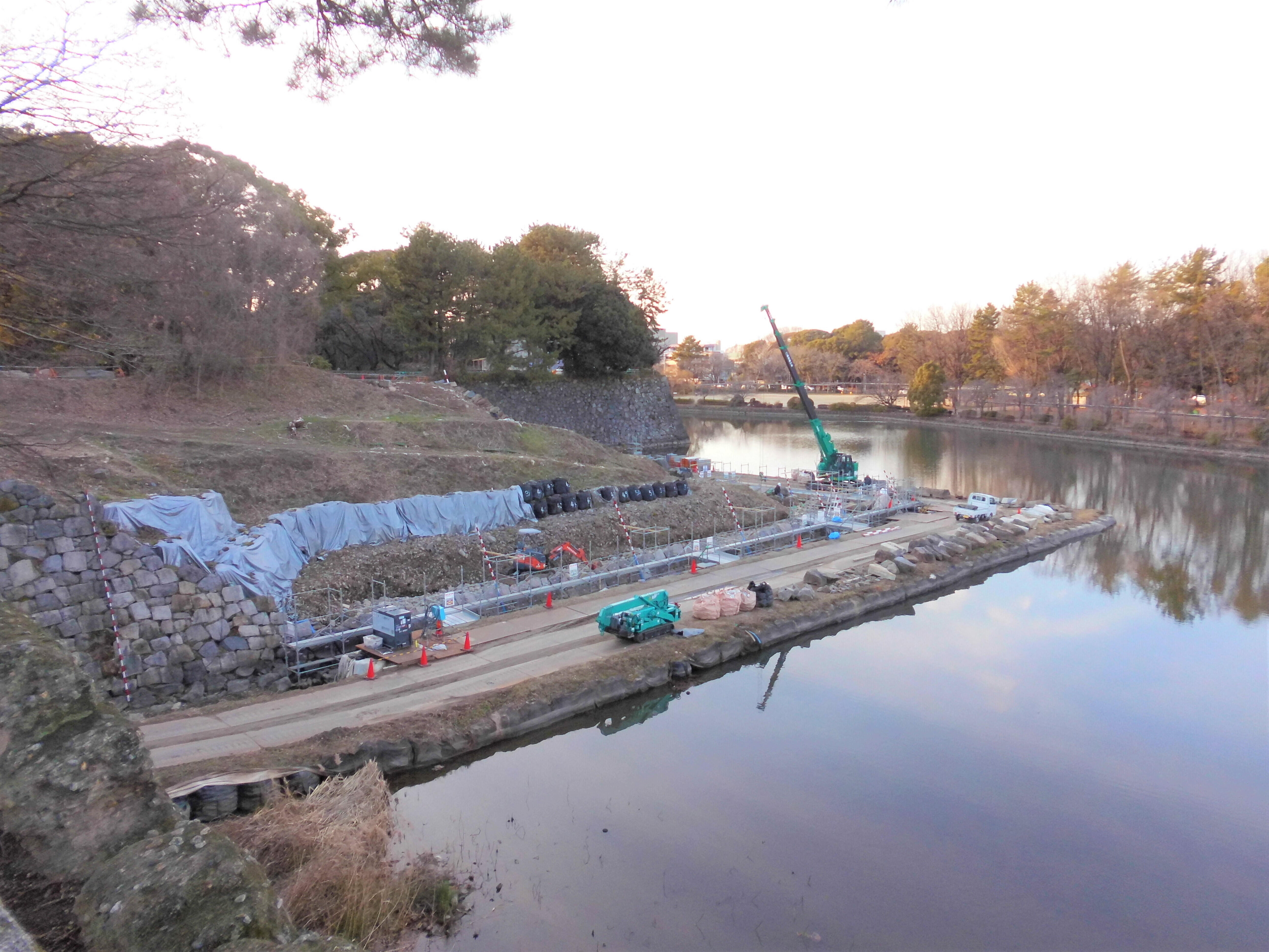 本丸搦手馬出石垣　積直し工事現場　全景_無害化済.jpg